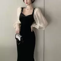 赫本风小黑裙女秋冬新款法式复古灯笼袖中长款高腰V领丝绒连衣裙