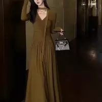 辣妹v领小众设计感褶皱飘带连衣裙女秋季修身显瘦a字长裙新款