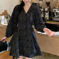 茶歇法式文艺复古波点长袖V领绑带连衣裙女春秋季新款a字短裙