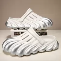 酷炫踩屎感软底洞洞鞋包趾搭扣沙滩凉鞋男士夏季两用凉拖男鞋