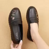 新款真皮妈妈鞋软底轻便女舒适中老年平底单鞋