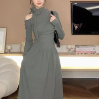 法式修身露肩打底内搭连衣裙子女秋冬新款高级感气质纯色收腰长裙