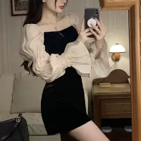 法式方领泡泡袖拼接黑色小黑裙设计感新款春秋显瘦修身长袖连衣裙