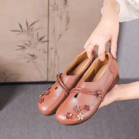 25春秋款妈妈鞋民族风软底防滑复古皮鞋平底中老年31小码奶奶女鞋