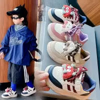 儿童运动鞋2026年春季新款玩偶挂件跑步鞋运动风复古男女童鞋