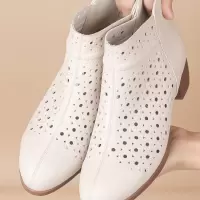 春夏款2026真皮复古风凉靴舒适压花镂空软底中粗跟女靴透气妈妈鞋