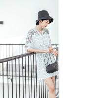 云上生活夏简约文艺中长款条纹V领收腰短袖连衣裙