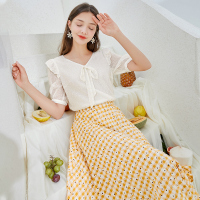 三彩2020夏季新款V领点点剪花金丝荷叶边灯笼袖衬衫