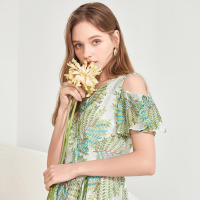 三彩2020夏季新款V领露肩飞飞袖腰带印花雪纺连衣裙