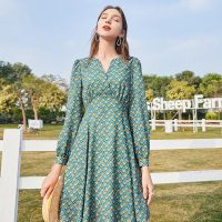 三彩2020春季新款V领印花长袖大摆裙连衣裙