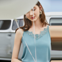 三彩2020春季新款睫毛蕾丝花边V字领性感吊带衫直筒小衫上衣女