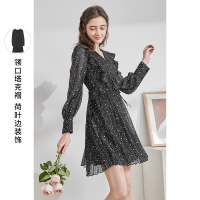 三彩2021春季新款甜美设计感连衣裙女V领荷叶边高腰压褶短裙