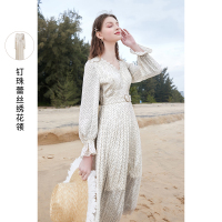 三彩2021春季新款优雅宫廷风碎花裙女高腰百褶V领喇叭袖连衣裙