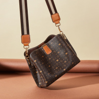 马克华菲印花大容量水桶包单肩包女士手提包包女式斜挎包女包