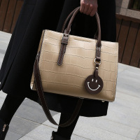 新款女士手提包 软皮质感出差通勤包 笑脸配饰大容量托特包女