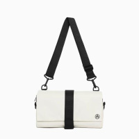 未行 Kiwee 三角单肩包 钟乳白