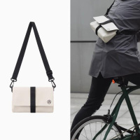未行 Kiwee 三角单肩包迷你钟乳白