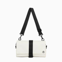 未行 Kiwee 三角单肩包钟乳白