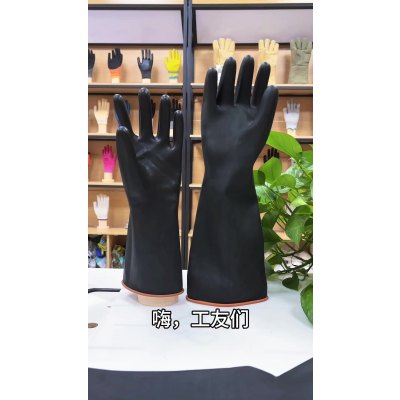 黑胶手套材质:天然橡胶特点:多层加厚,不怕戳穿,耐磨耐用,抗撕拉,人性化卷边设计,有效防止液体倒流。规格:长度50±1cm(副)
