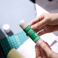 得力7102固体胶(白 色)(21g/支)*12支经典款 (单位:12支)