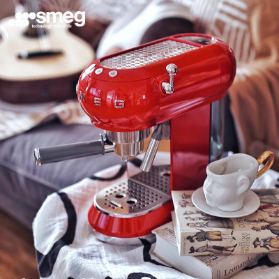 SMEG/斯麦格独立式半自动咖啡机 ECF01红色