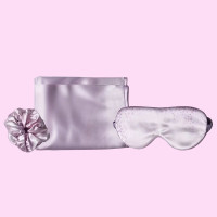 丝语棠 紫定绽放畅游九件套(礼盒配制:1.时尚单肩包*1;2.遮光眼罩*1;3.丝缎枕套*1;4.蔻斯汀樱桃花瓣沐浴露