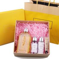 欧舒丹 套装(沐浴油 250ml+润肤露75ml+湿润唇蜜12ml+护手霜10ml)香型随机