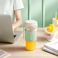 小熊料理机春意绿40W-LLJ-P03M6 随身轻饮杯 实现你的(果汁自由)即榨即喝 无分场合!
