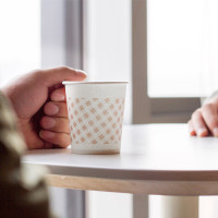 得力9570纸杯一次性杯子办公家用250ML(50只/包)(影)