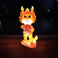 汇特益 户外新年发光卡通龙玻璃钢雕塑 888-2-红色送福龙-夜晚 长68*宽63*高143cm 不含卸货 (单位:个)
