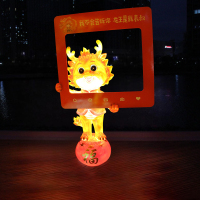 汇特益 户外新年发光卡通龙玻璃钢雕塑 888-6-红色相框龙-夜晚 龙长76*宽54*高157cm不含卸货 (单位:个)