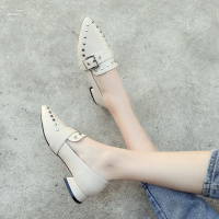 2020春季新款铆钉浅口尖头粗跟单鞋女英伦百搭低跟小皮鞋平底大码