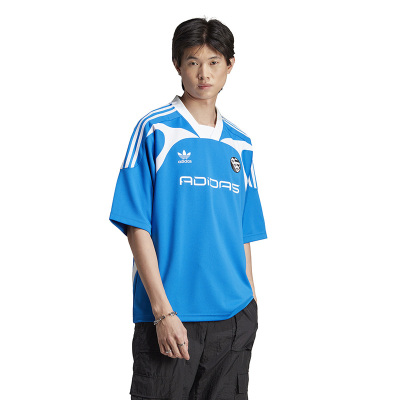 adidas originals三叶草 三道杠Logo印花休闲宽松运动V领短袖足球衣 男款 蓝色 IW3636