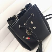 薇思黛 2016新款 欧美时尚黑色勋章水桶包女包 铆钉徽章抽带流苏链条单肩斜挎包