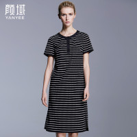 颜域品牌女装2016夏季新款简约黑白条纹短袖圆领三粒扣针织连衣裙 20S6239