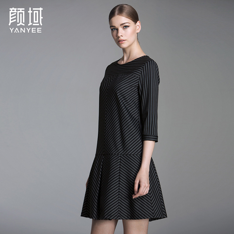 颜域品牌女装秋新品欧美弹力条纹针织七分袖压褶荷叶边裙摆连衣裙 20A6624
