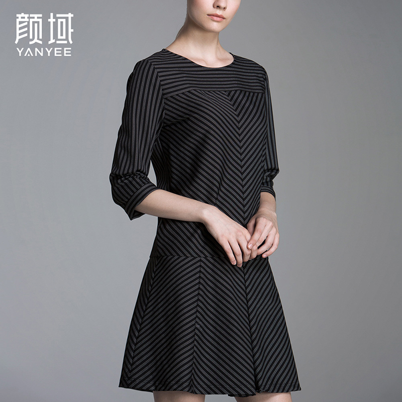 颜域品牌女装秋新品欧美弹力条纹针织七分袖压褶荷叶边裙摆连衣裙 20A6624