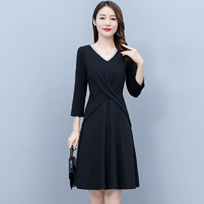 魅言魅语(MeiYanMeiYu)A字修身收腰显瘦连衣裙2021年秋季七分袖气质V领高贵小黑裙