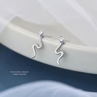 s925纯银白锆小蛇耳钉女个性潮流时尚气质简约蛇年本命年耳饰批发送女朋友老婆情人节七夕生日礼物