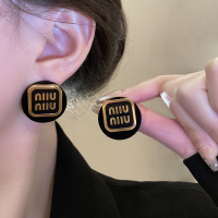 港风几何字母耳钉2024新款植绒耳环轻奢高级感时尚个性耳饰女送女朋友老婆情人节七夕生日礼物