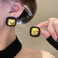 方形植绒字母耳钉轻奢高级感气质大气金属耳环2024新款耳饰女送女朋友老婆情人节七夕生日礼物