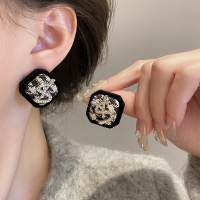 植绒格子字母耳环女秋冬高级感小众气质耳钉2023新款复古耳饰送女朋友老婆情人节七夕生日礼物