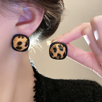 法式复古港风豹纹耳钉女轻奢时尚个性耳钉2024新款高级感小众耳饰送女朋友老婆情人节七夕生日礼物