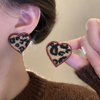 秋冬植绒豹纹耳钉轻奢高级感气质耳环2024新款港风复古耳饰女送女朋友老婆情人节七夕生日礼物