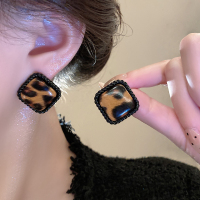 港风复古皮革豹纹耳钉轻奢高级感气质耳环2024新款秋冬耳饰女送女朋友老婆情人节七夕生日礼物