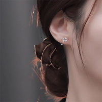 s925纯银针闪钻四叶草耳钉女螺丝拧扣设计精致小众耳骨钉轻奢耳饰送女朋友老婆情人节七夕生日礼物