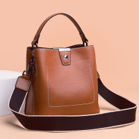 真皮水桶包包女2020新款时尚宽肩带斜挎包休闲单肩手提女包潮 威珺