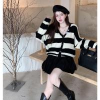 雅馨季[渠道]V领条纹毛衣外套开衫女早秋宽松慵懒风休闲外搭针织衫长袖上衣潮