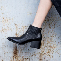 CAETIENT2017秋冬女靴欧美真皮时尚柳钉英伦粗跟尖头裸靴中跟马丁靴女短靴