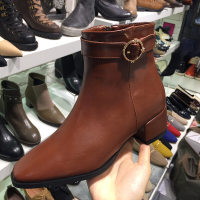 女鞋2017冬新款圆头侧拉链金属皮带扣绒内里粗跟短靴